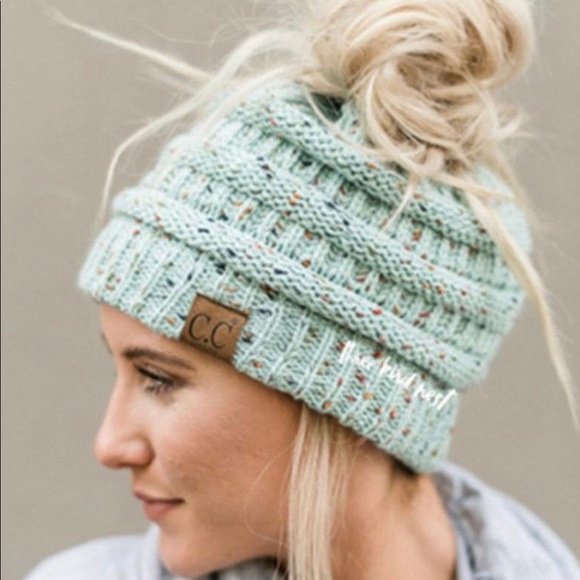 Messy bun/ponytail Beanie - Picture 2 of 3